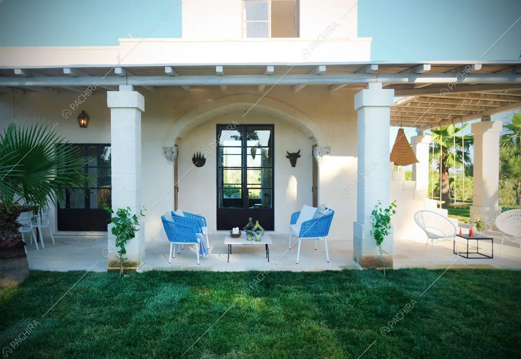 Ingresso con portico della villa Bali, location in stile contemporaneo a Lecce