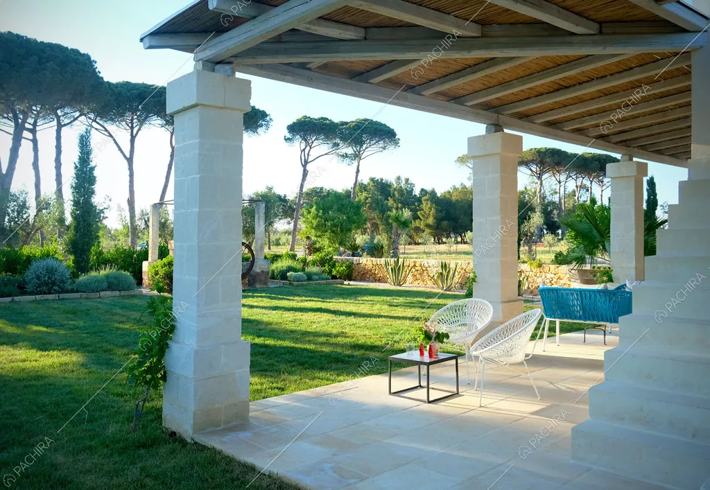 Portico con vista sul giardino della villa Bali, location in stile contemporaneo a Lecce