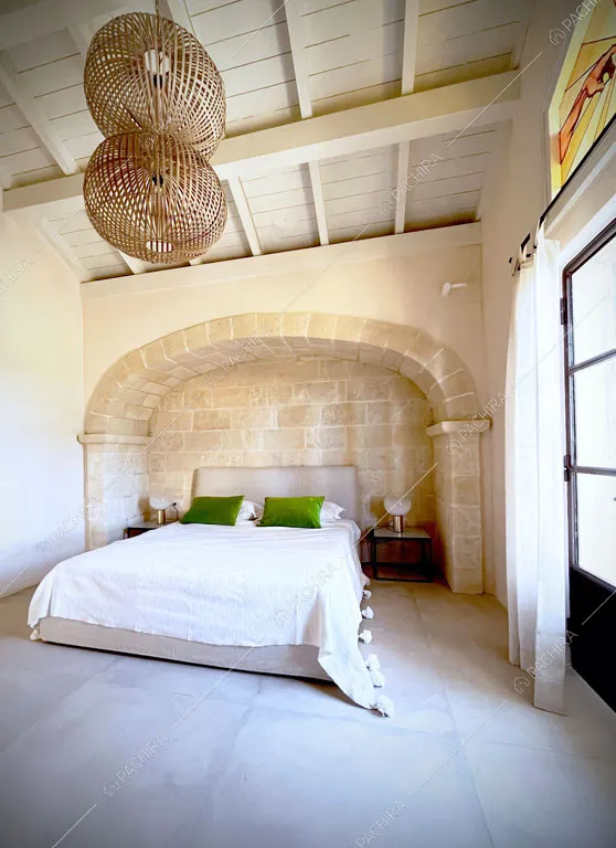 Travi in legno a vista sul soffitto della camera da letto della villa Bali, location in stile contemporaneo a Lecce