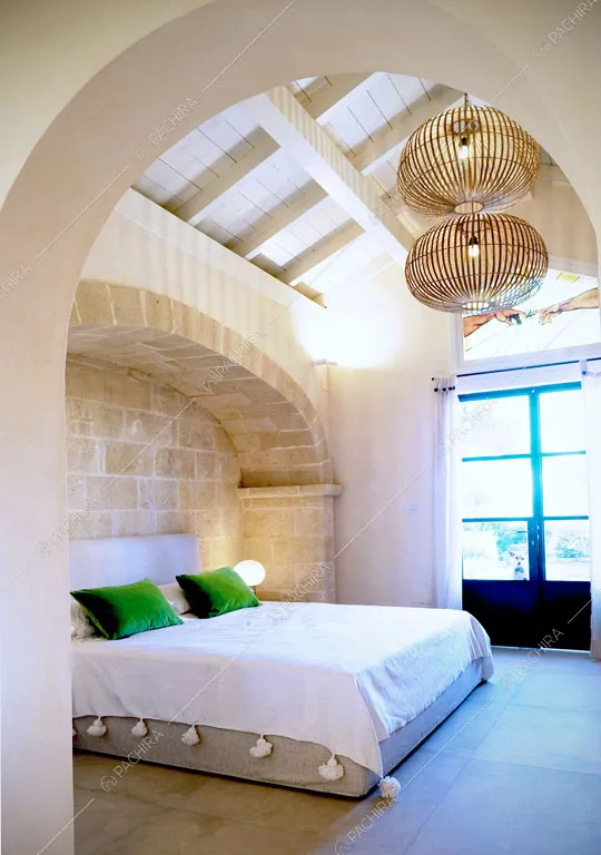 Camera da letto con vetrate della villa Bali, location in stile contemporaneo a Lecce