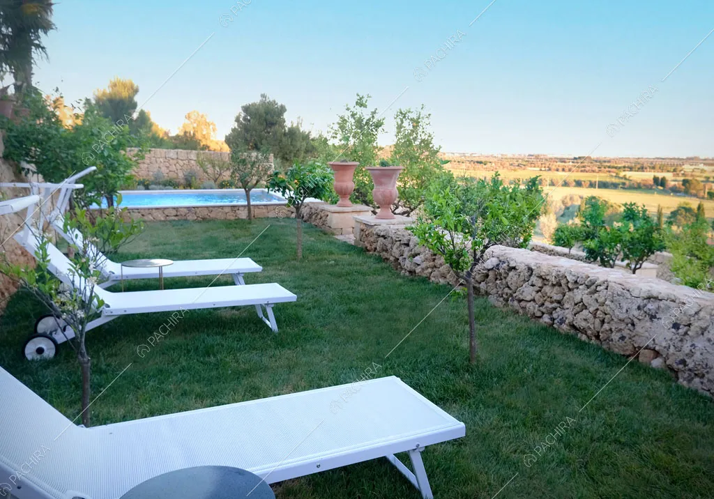 Giardino con piscina della villa Bali, location in stile contemporaneo a Lecce