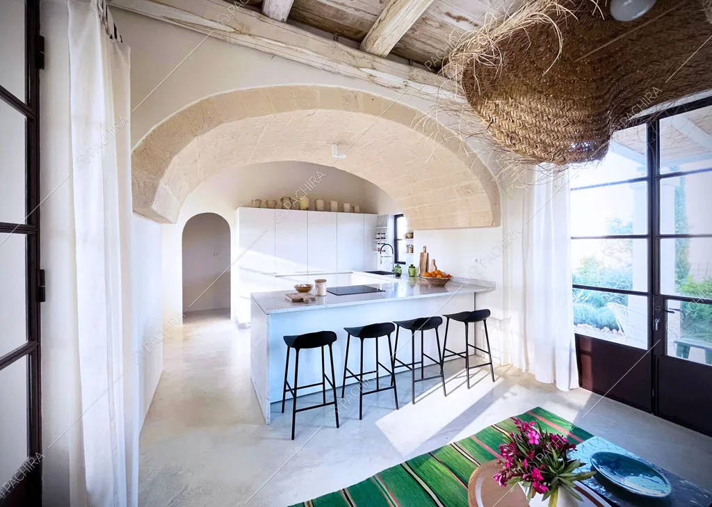 Cucina con penisola della villa Bali, location in stile contemporaneo a Lecce