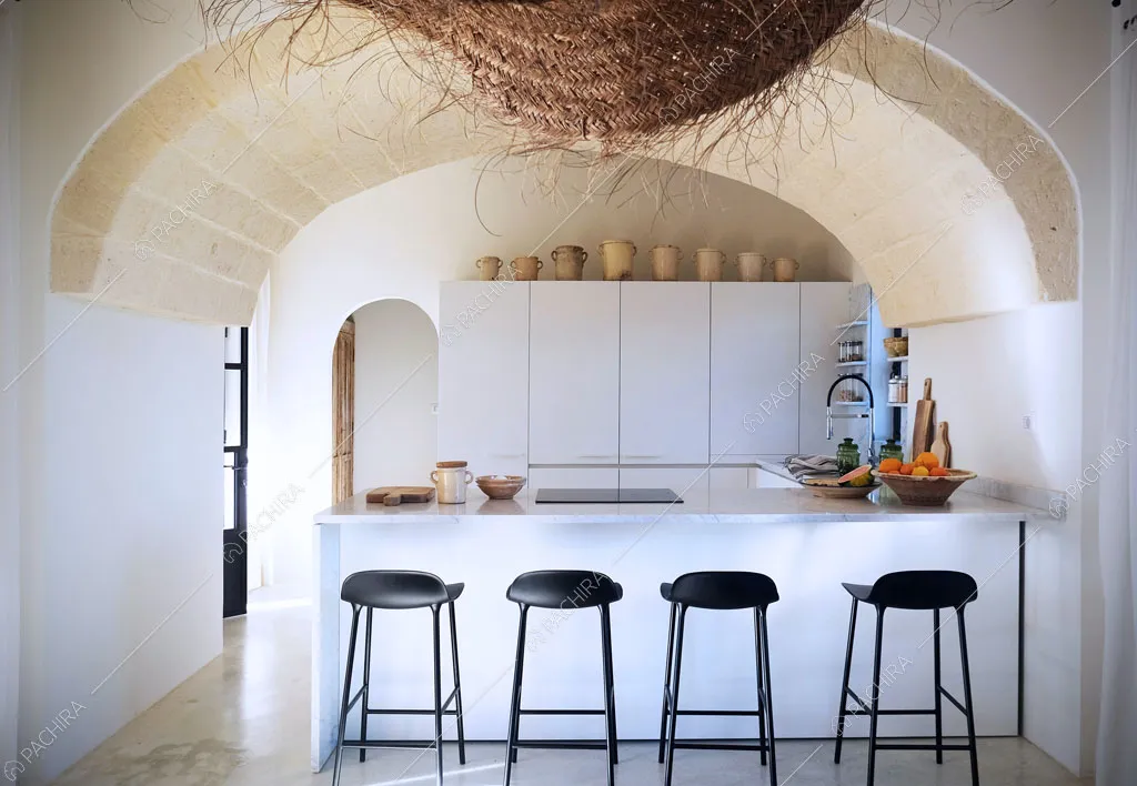 Cucina con fornelli a induzione della villa Bali, location in stile contemporaneo a Lecce