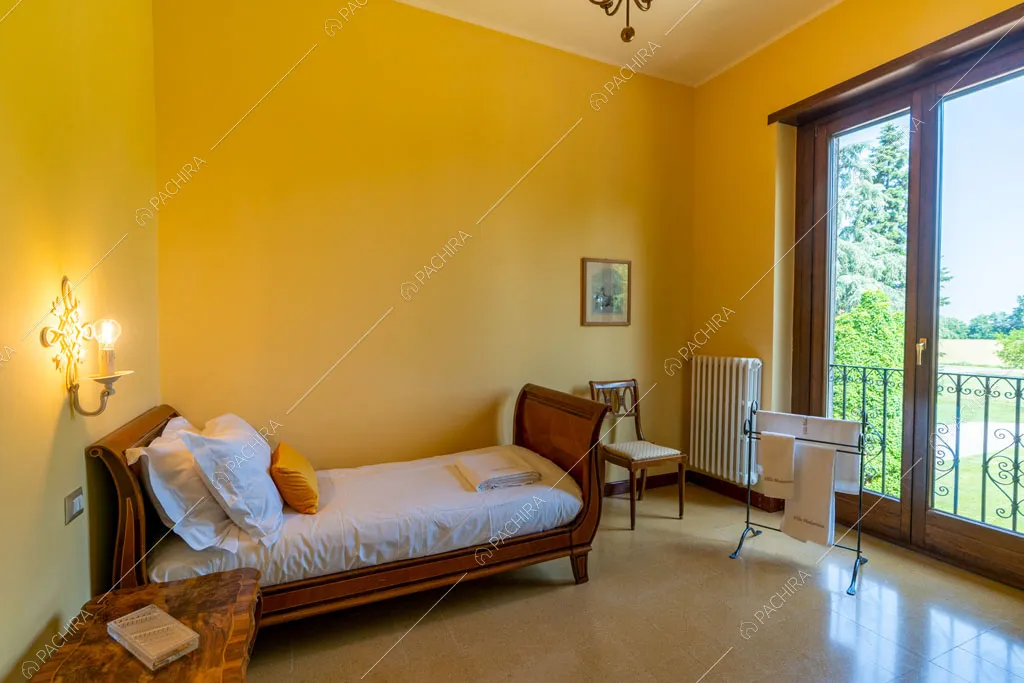 Pareti gialle della camera da letto della villa Ramaria, location in stile classico a Ravenna