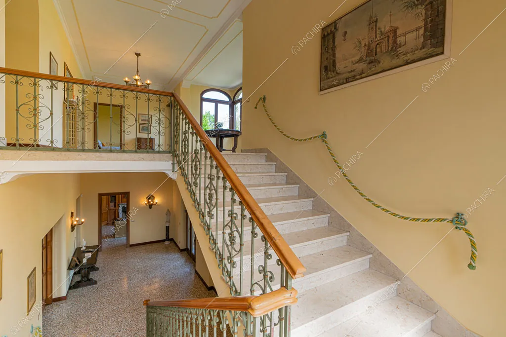Scale con pareti gialle della villa Ramaria, location in stile classico a Ravenna