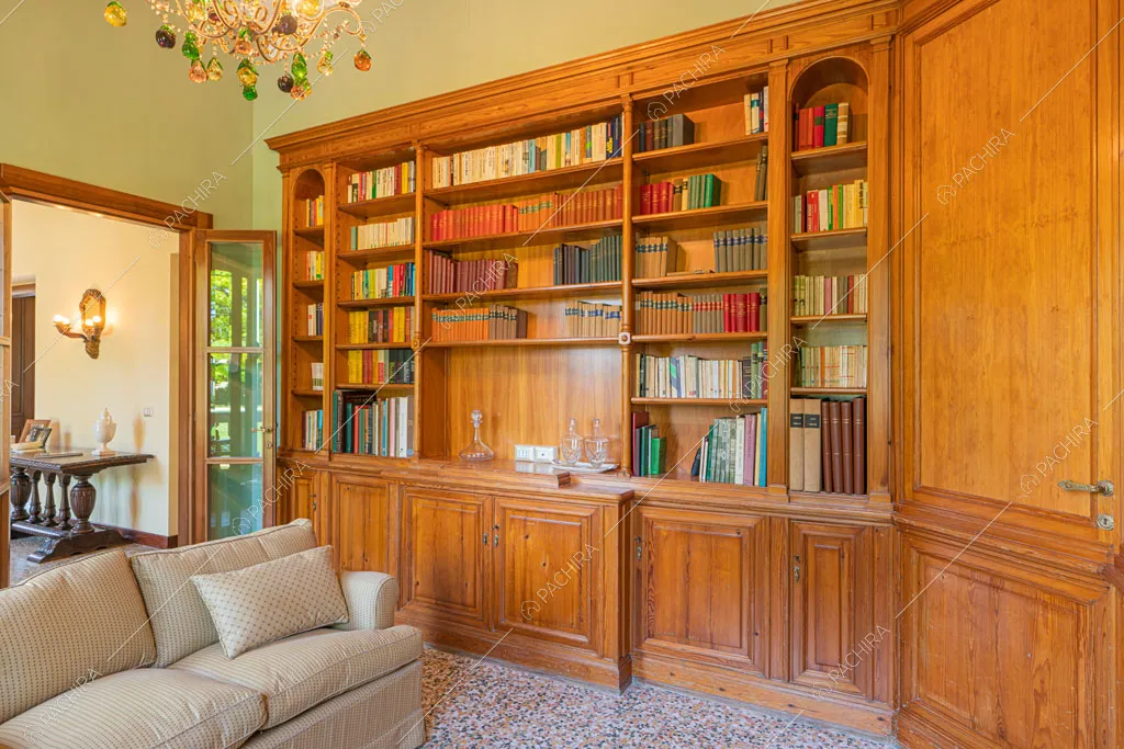Libreria nel salotto della villa Ramaria, location in stile classico a Ravenna