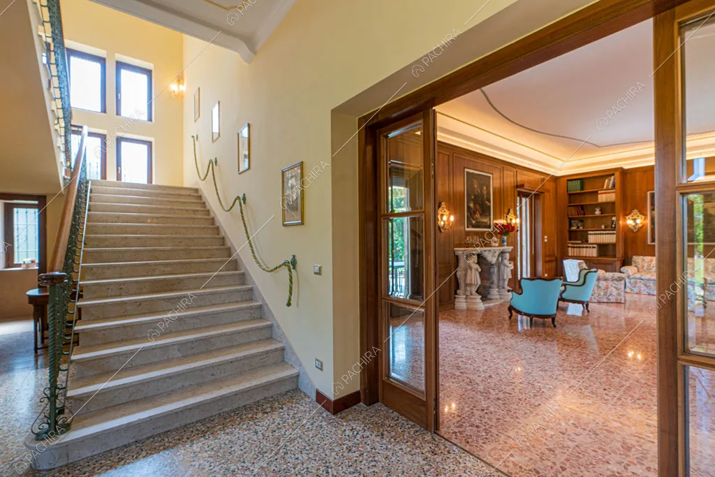 Scale della villa Ramaria, location in stile classico a Ravenna