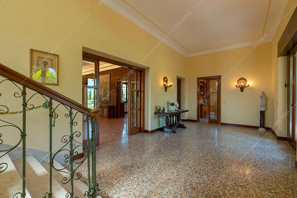 Atrio con pareti gialle della villa Ramaria, location in stile classico a Ravenna