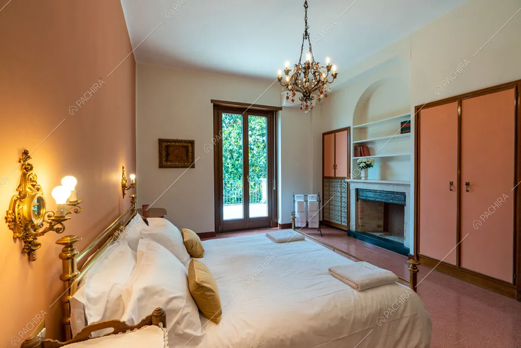 Camera da letto matrimoniale della villa Ramaria, location in stile classico a Ravenna