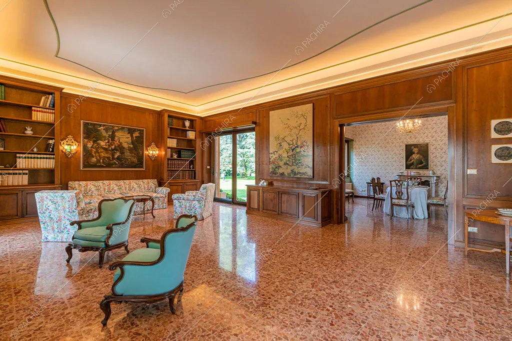 Salotto con pareti in legno con boiserie nella villa Ramaria, location in stile classico a Ravenna