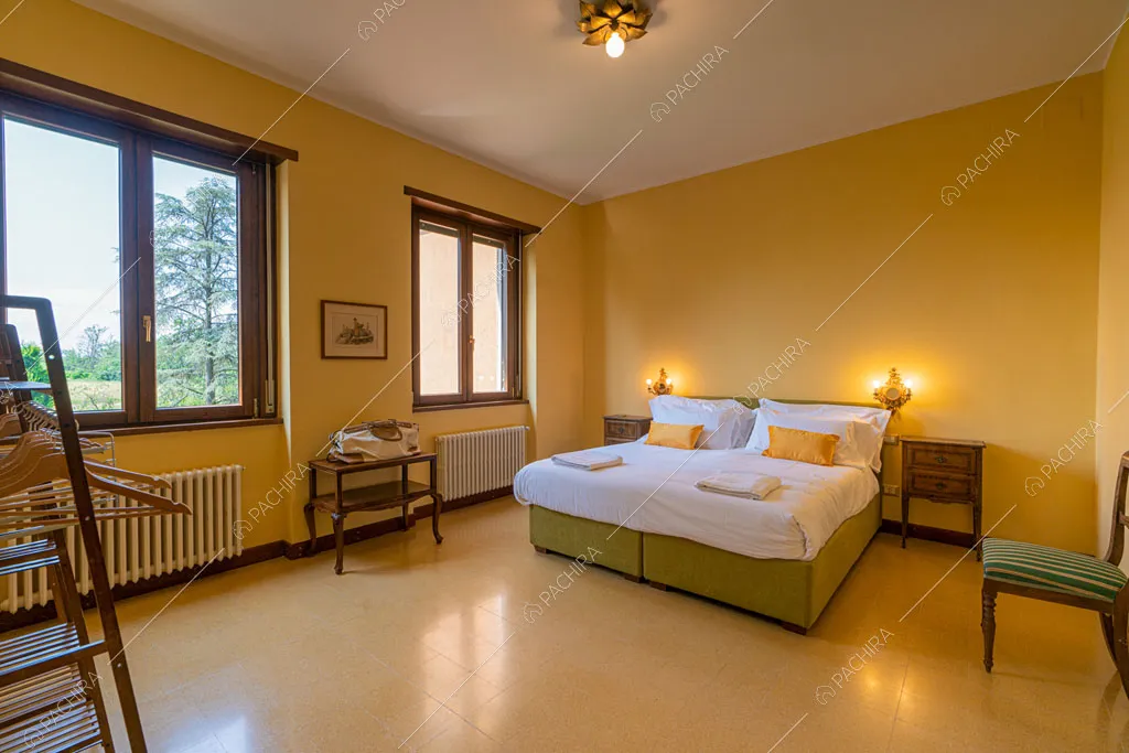 Camera da letto matrimoniale della villa Ramaria, location in stile classico a Ravenna