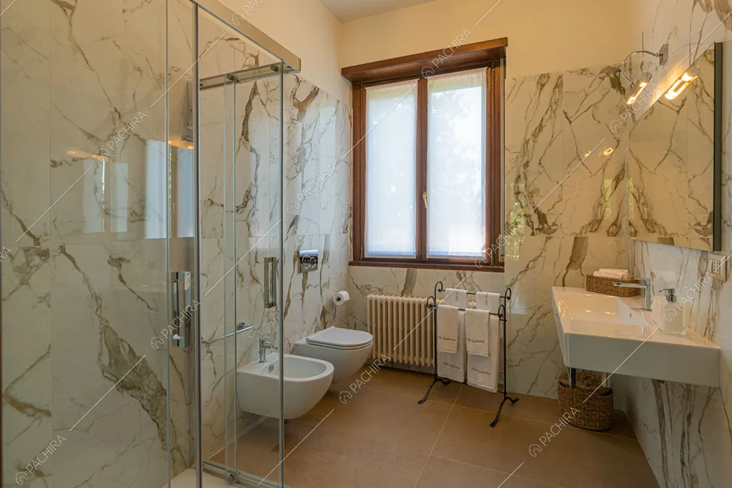 Bagno con pareti in marmo della villa Ramaria, location in stile classico a Ravenna