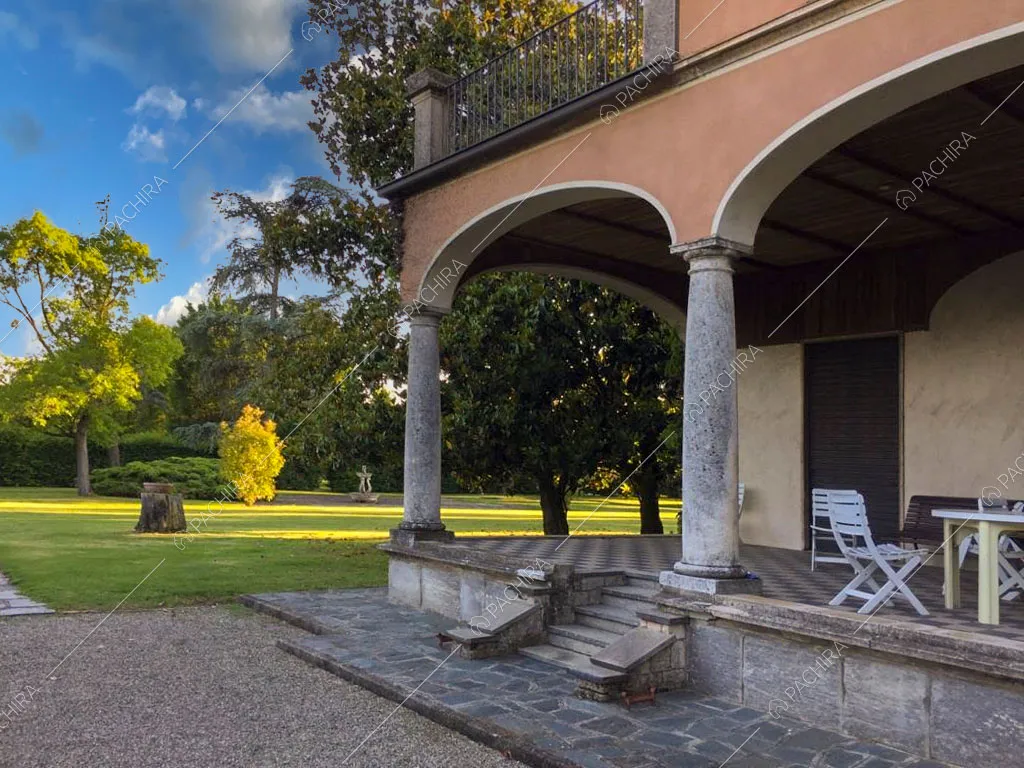 Porticato con colonne della villa Ramaria, location in stile classico a Ravenna