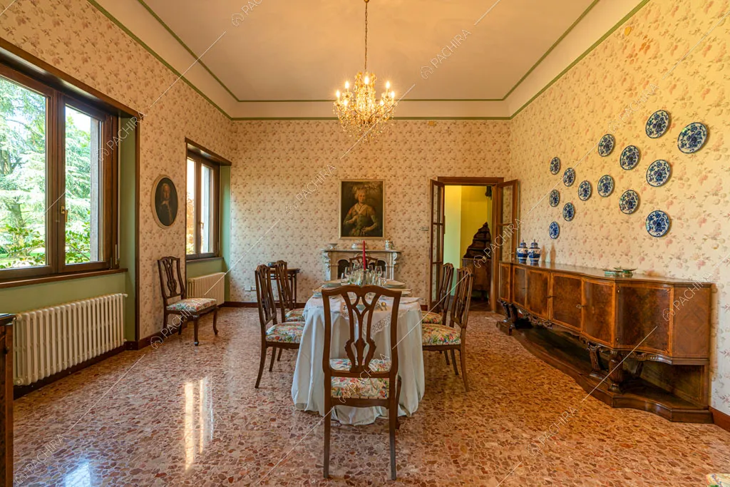 Sala da pranzo con carta da parati della villa Ramaria, location in stile classico a Ravenna