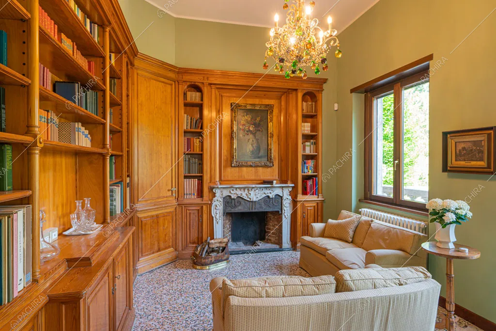 Salotto con libreria e camino della villa Ramaria, location in stile classico a Ravenna