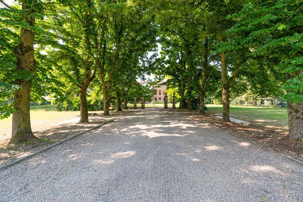 Vialetto della villa Ramaria, location in stile classico a Ravenna