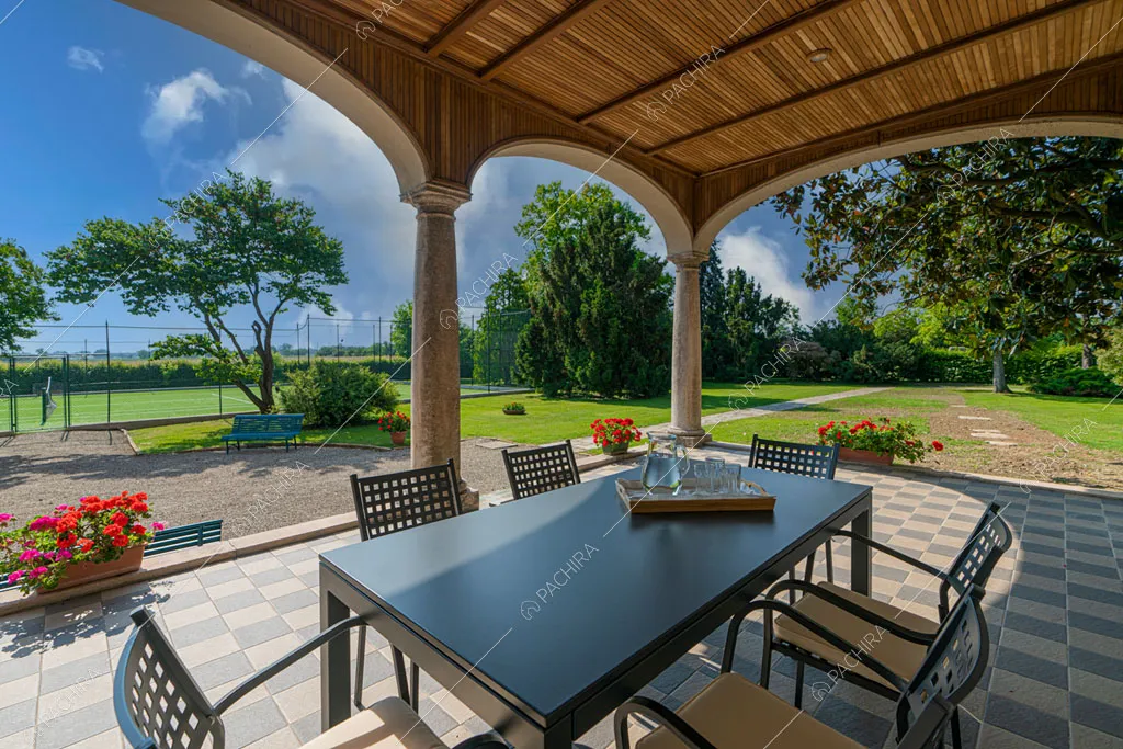 Veranda della villa Ramaria, location in stile classico a Ravenna