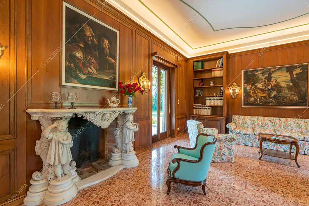 Salotto con camino della villa Ramaria, location in stile classico a Ravenna