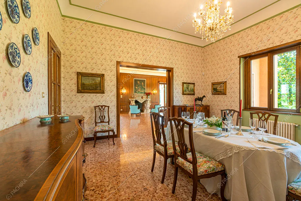 Carta da parati nella sala da pranzo della villa Ramaria, location in stile classico a Ravenna