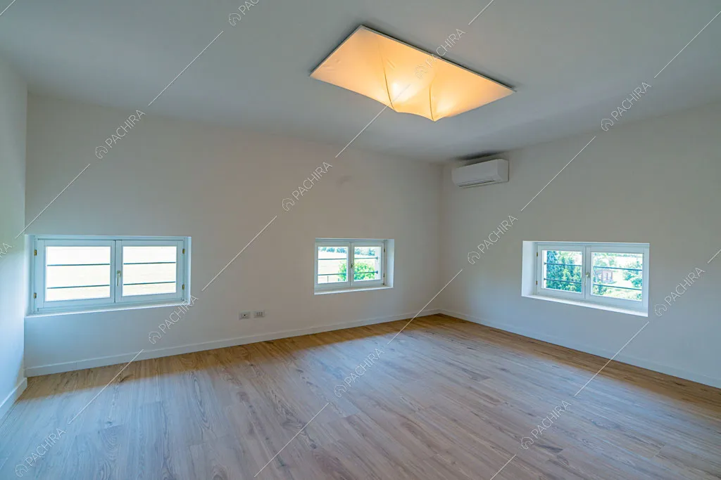 Pavimento in parquet nella mansarda della villa Ramaria, location in stile classico a Ravenna