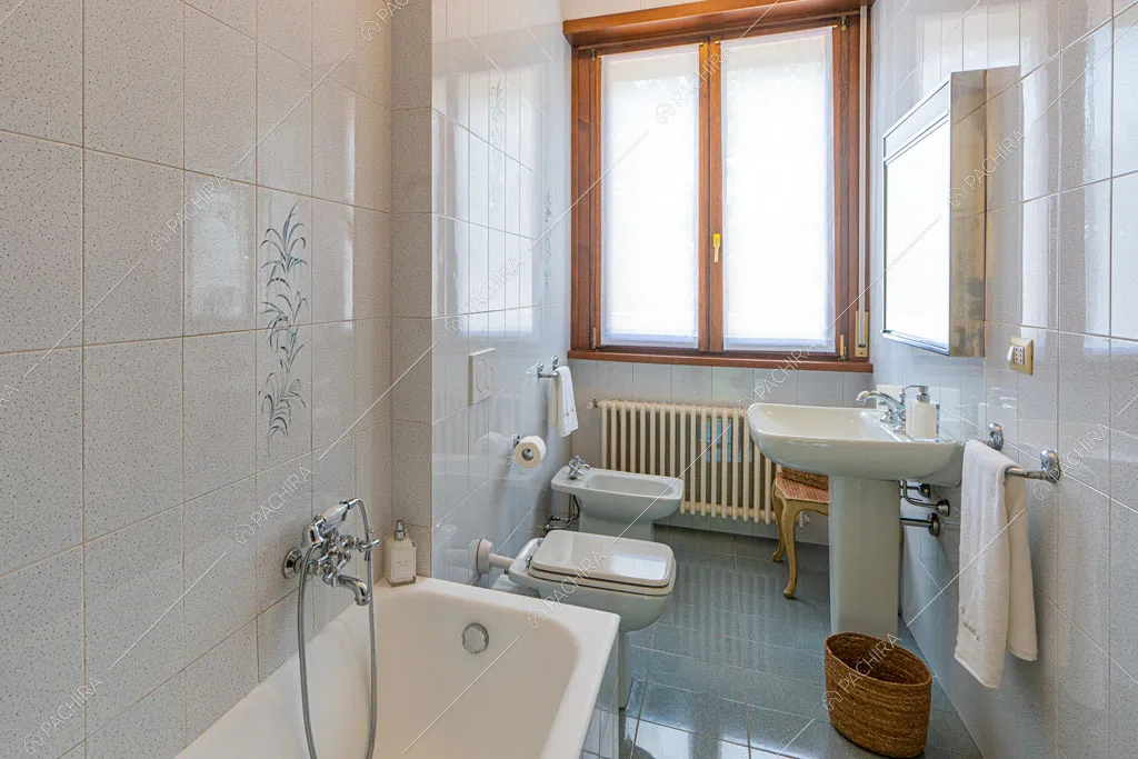 Bagno con vasca della villa Ramaria, location in stile classico a Ravenna