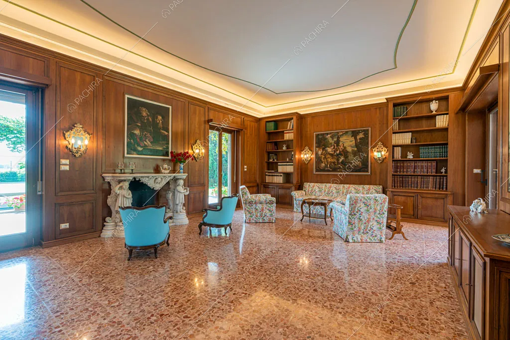 Salotto con pavimento in marmo della villa Ramaria, location in stile classico a Ravenna