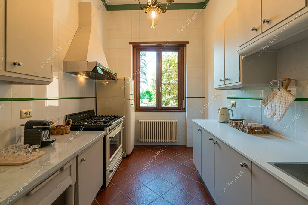 Cucina con fornelli a gas della villa Ramaria, location in stile classico a Ravenna
