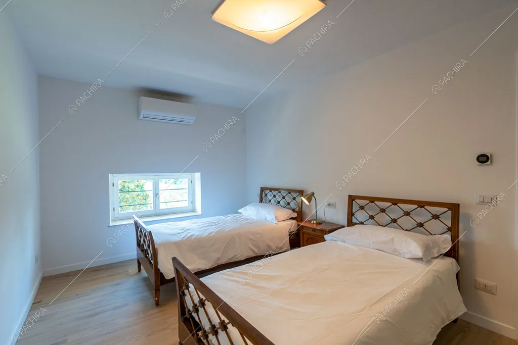 Camera da letto nella mansarda della villa Ramaria, location in stile classico a Ravenna