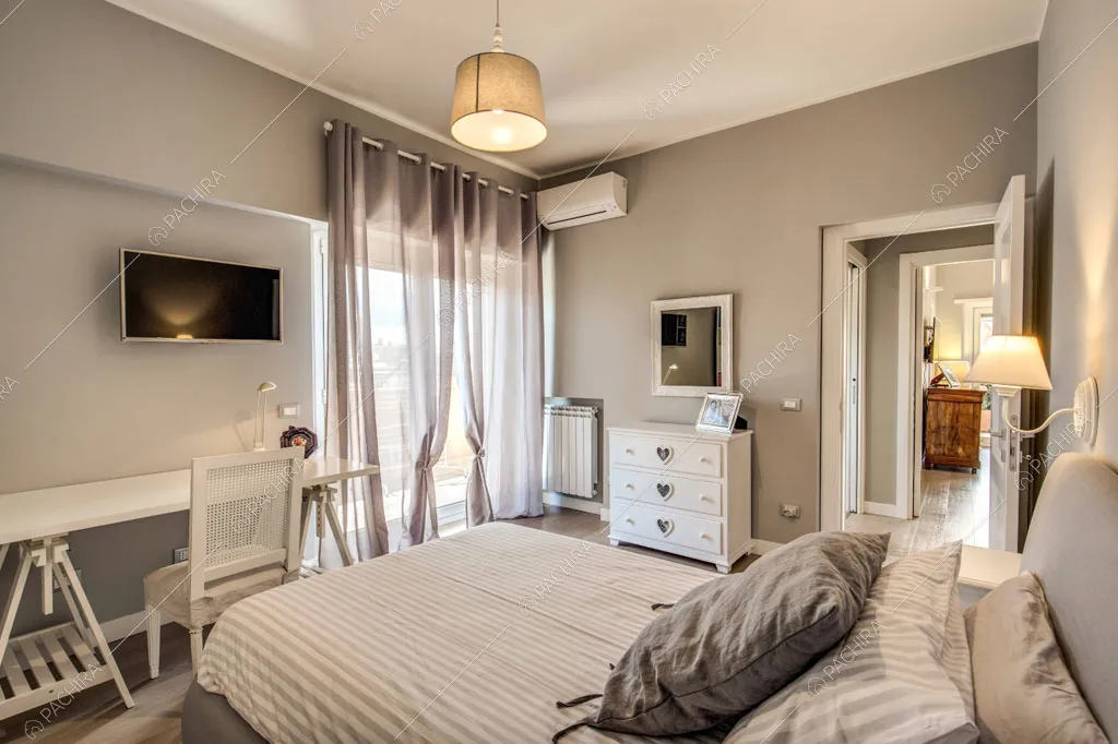 Camera da letto con vetrate dell'appartamento Crassula, location in stile moderno a Roma