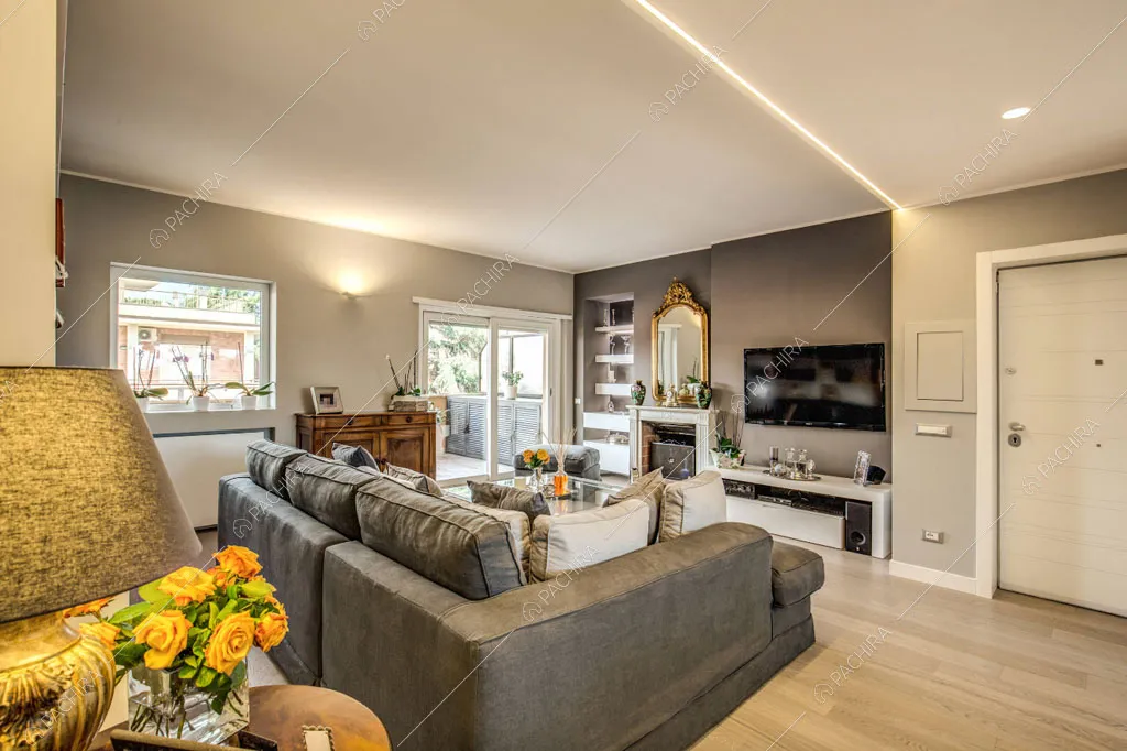 Pavimento in parquet nella sala dell'appartamento Crassula, location in stile moderno a Roma