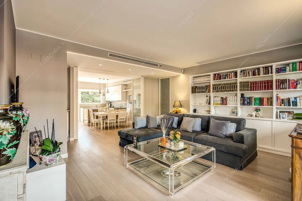 Sala con libreria dell'appartamento Crassula, location in stile moderno a Roma