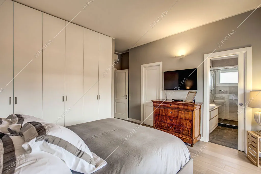 Camera da letto con bagno privato dell'appartamento Crassula, location in stile moderno a Roma