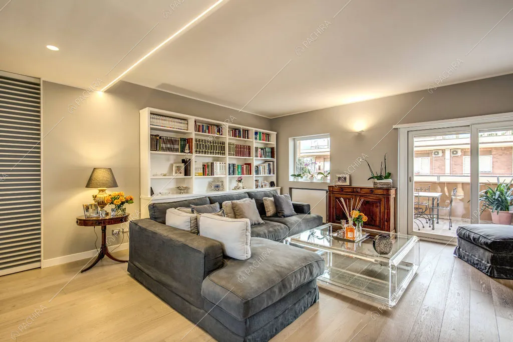 Pareti grigie e vetrate nella sala dell'appartamento Crassula, location in stile moderno a Roma