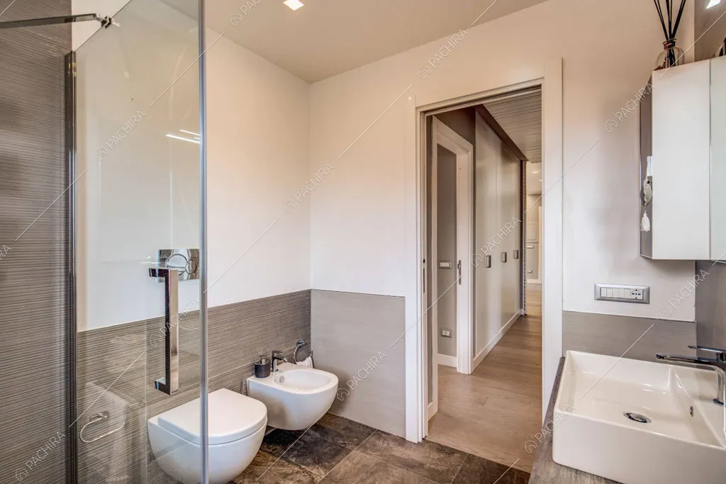 Bagno con box doccia nell'appartamento Crassula, location in stile moderno a Roma
