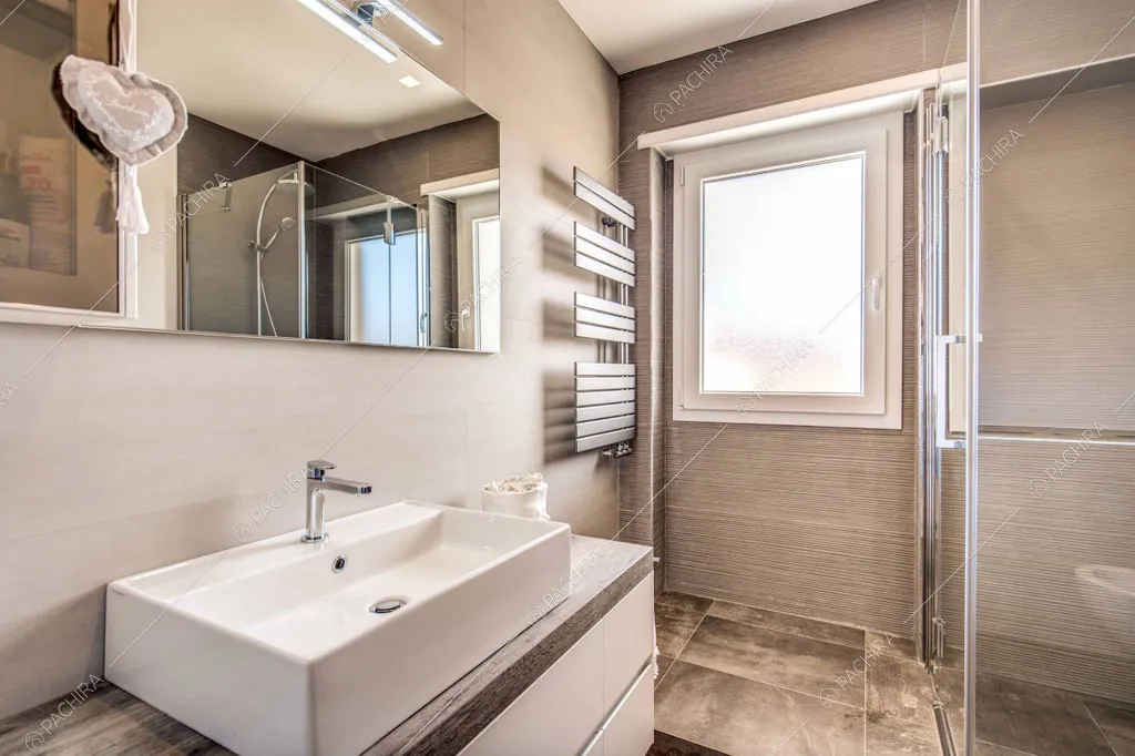 Pareti grigie del bagno dell'appartamento Crassula, location in stile moderno a Roma