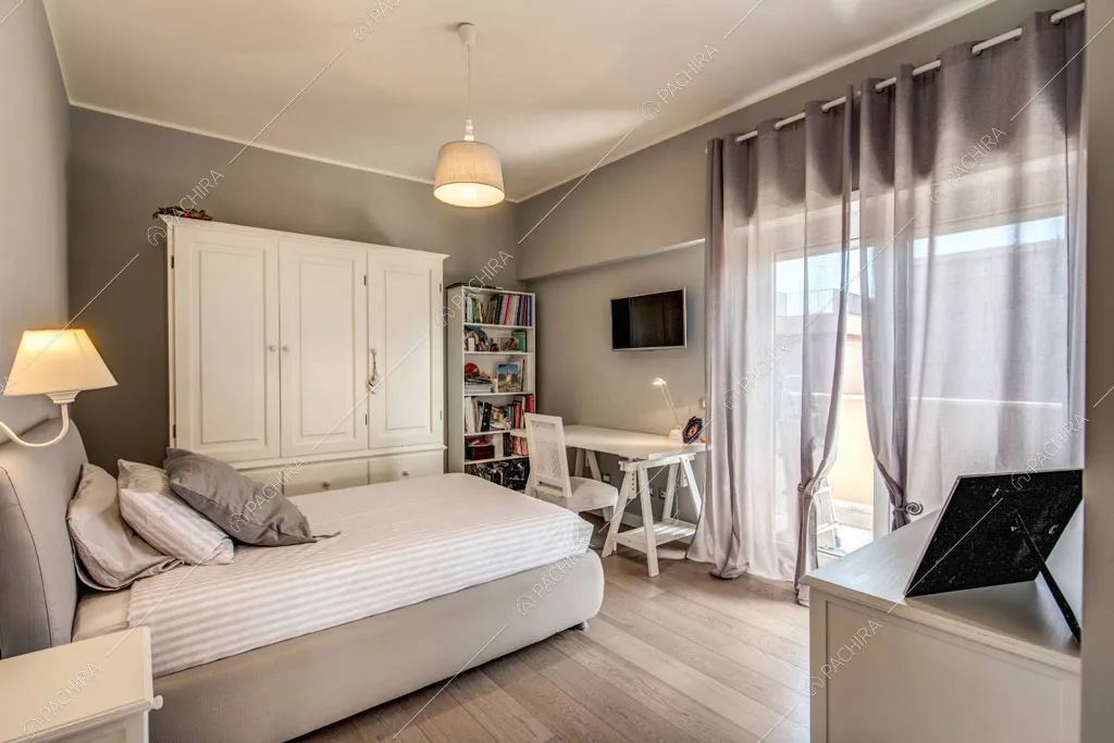 Camera da letto con pavimento in parquet dell'appartamento Crassula, location in stile moderno a Roma