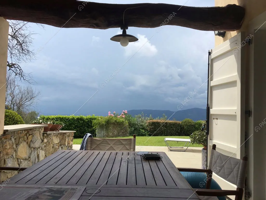 Veranda della villa Nyiri, location in stile moderno a La Spezia