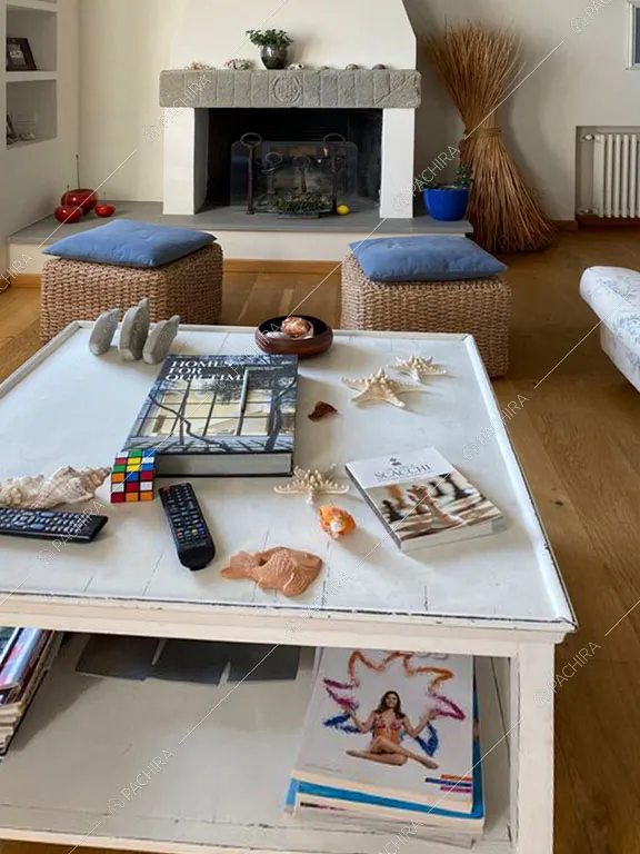 Pavimento in parquet e camino nel salotto della villa Nyiri, location in stile moderno a La Spezia