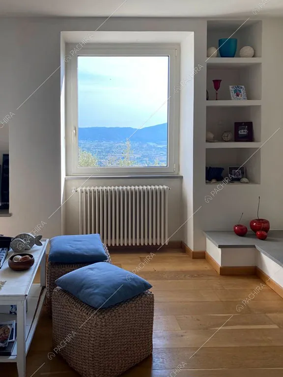 Pavimento in parquet nella sala della villa Nyiri, location in stile moderno a La Spezia