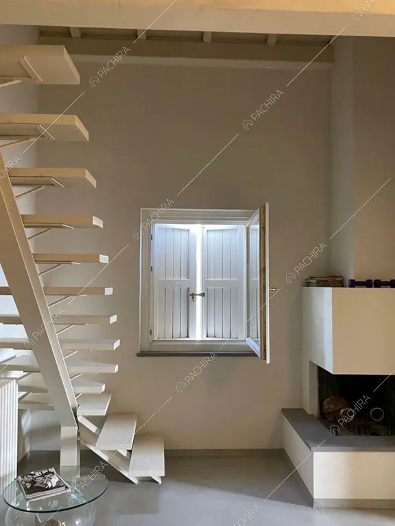 Sala con camino e scale della villa Nyiri, location in stile moderno a La Spezia