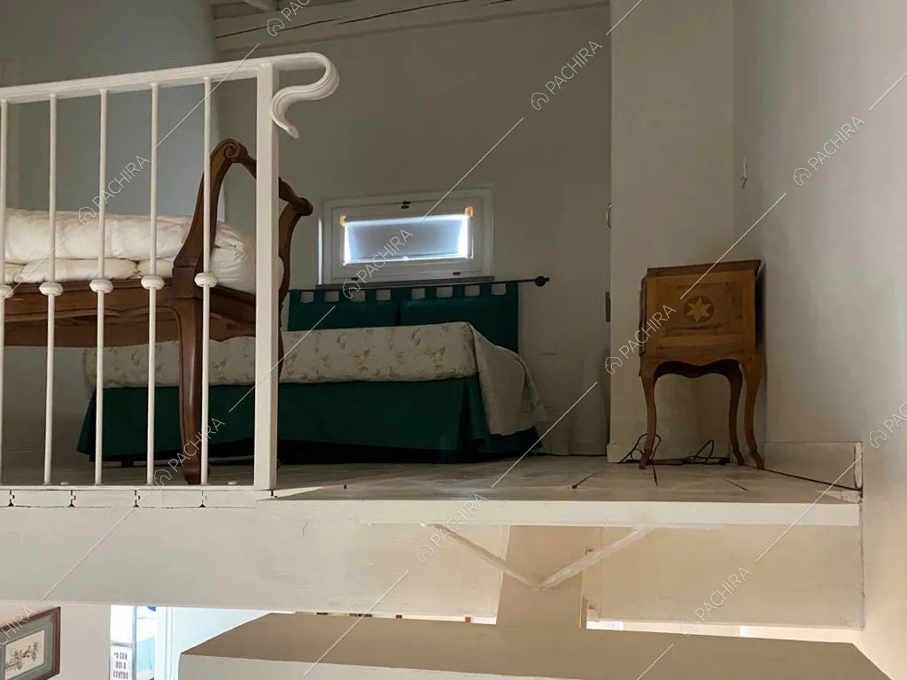 Soppalco con pareti bianche della villa Nyiri, location in stile moderno a La Spezia