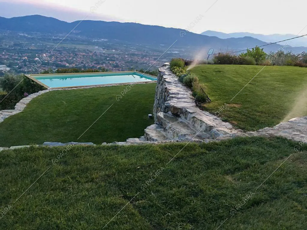 Giardino con vista sulle colline della villa Nyiri, location in stile moderno a La Spezia