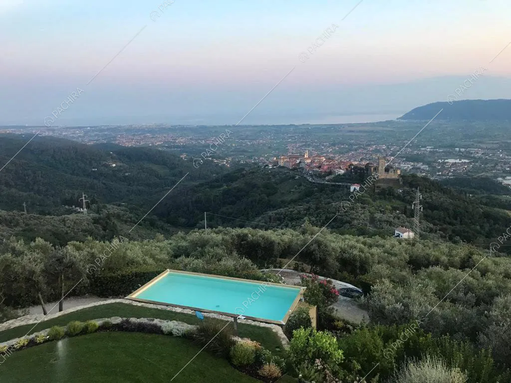 Giardino con piscina della villa Nyiri, location in stile moderno a La Spezia