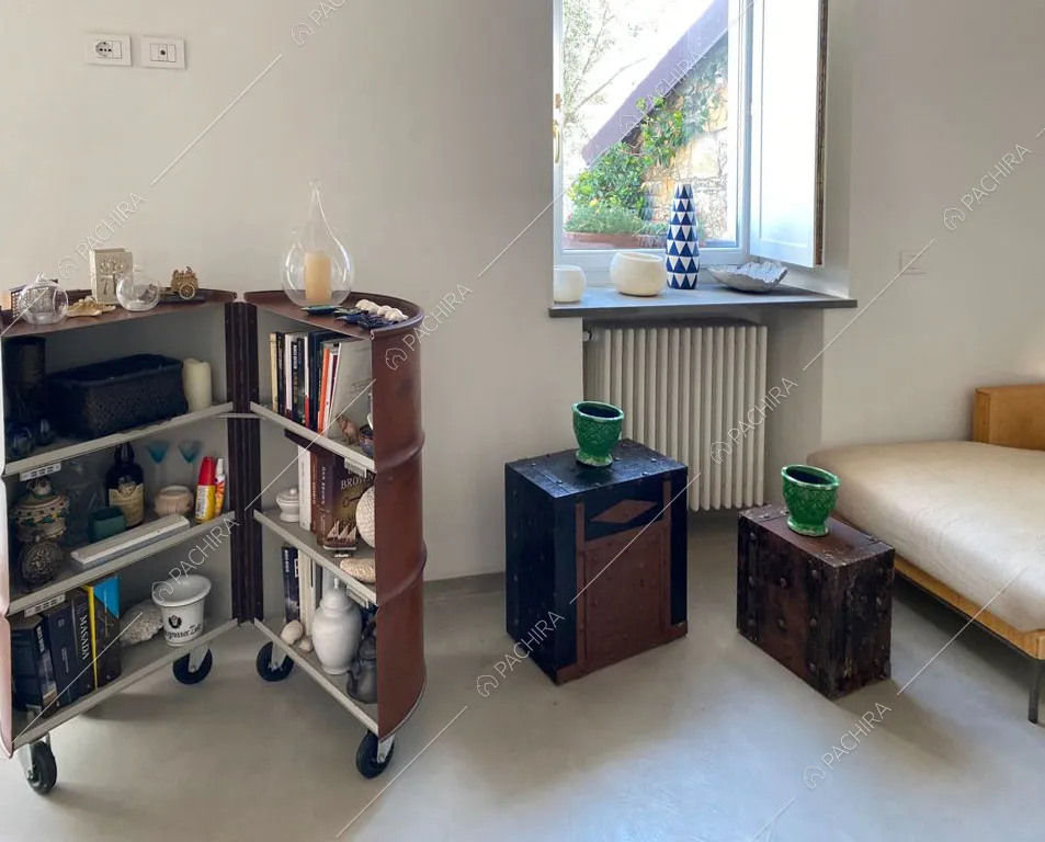 Camera con pareti bianche della villa Nyiri, location in stile moderno a La Spezia