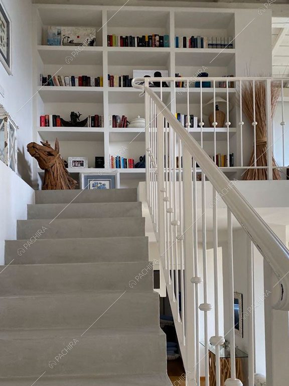 Scale e libreria della villa Nyiri, location in stile moderno a La Spezia