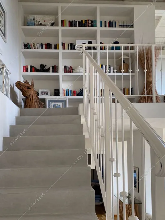 Scale e libreria della villa Nyiri, location in stile moderno a La Spezia