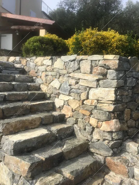 Giardino con scale della villa Nyiri, location in stile moderno a La Spezia
