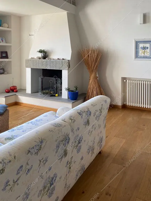 Salotto con camino della villa Nyiri, location in stile moderno a La Spezia