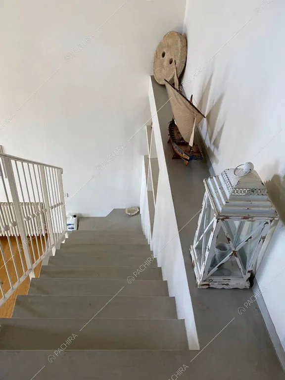 Scale grigie della villa Nyiri, location in stile moderno a La Spezia