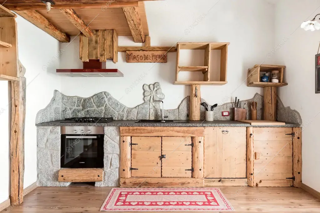 Cucina a parete con fornelli a gas dello chalet Cantabrico, location in stile rustico a Trento